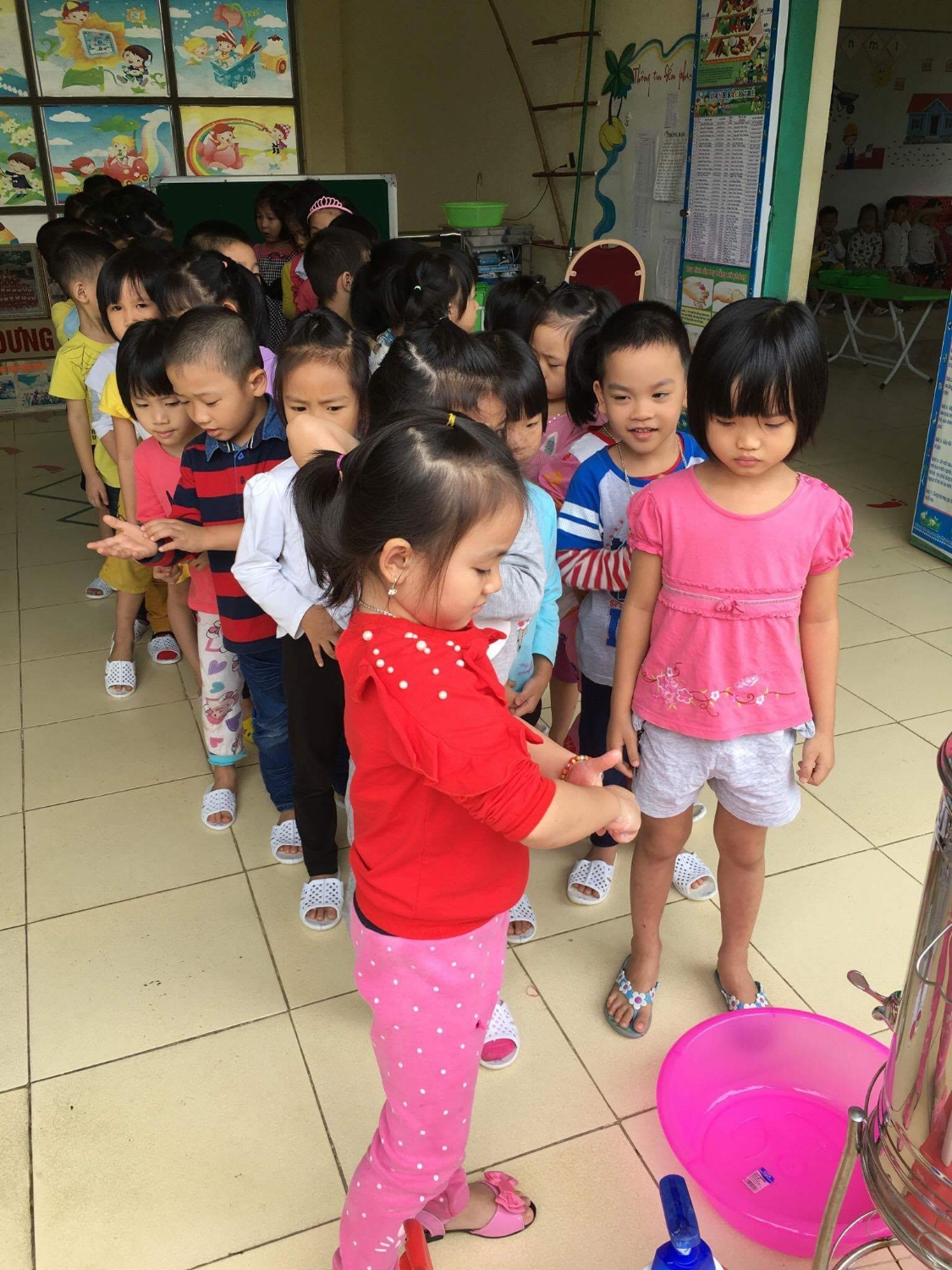 giờ rửa tay trước khi ăn của bé